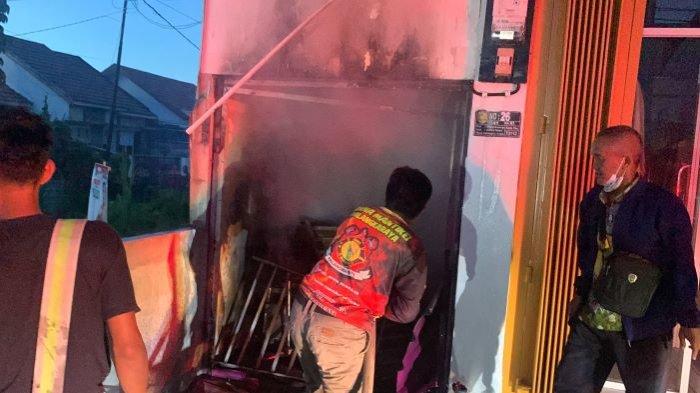 Petugas pemadam kebakaran saat berupaya memadamkan api di gudang toko SHMG Palangkaraya di Jalan Temanggung Timung, Kota Palangkaraya, Rabu (3/1/2024) petang.
