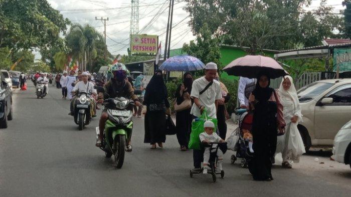 RELA Jalan kaki dan panas panasan. Warga Palangkaraya, orang tua manula maupun anak muda rela berpanas-panasan jalan kaki hingga dua kilomneter dari rumah menuju lokasi Tabligh Akbar Habib Umar di Stadion Tauh Pahoe Jalan Tjilik Riwut km 5 Palangkaraya, Rabu (23/8/2023).