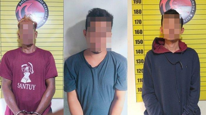 Satresnarkoba Polres Kubu Raya menangkap Pria Batu Ampar Kubu Raya yang mengaku dukun ternyata pengedar narkoba. Sebelum dia ditangkap petugas juga menangkap dua pelaku tindak pidana narkoba lainnya.