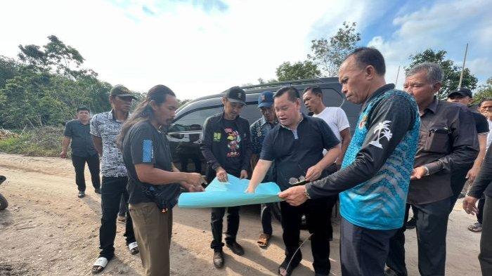 Bupati Halikinnor saat melakukan kunjungan ke Desa Bangkuang Makmur dan meminta jalan di desa tersebut diperlebar.
