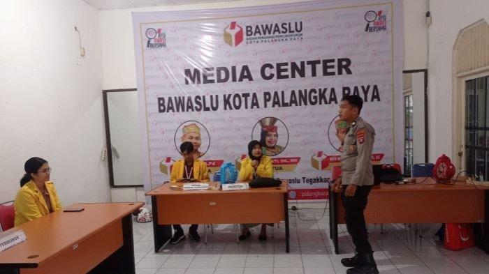 Pengamanan kantor penyelenggara pemilu di KPU Kota Palangkaraya dilakukan penjagaan ketat Petugas Polresta Palangkaraya, Jelang Pemilu 2024.
