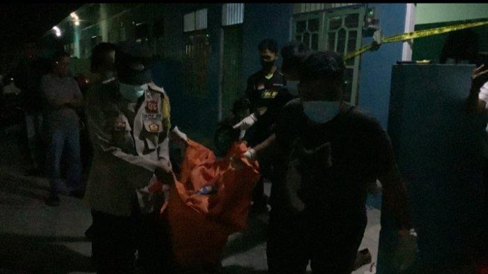Penemuan jenazah wanita  di Jalan Temanggung Tilung 5, Menteng, Jekan Raya, Kota Palangkaraya, Kalimantan Tengah. Tampak jenazah wanita saat dievakuasi.