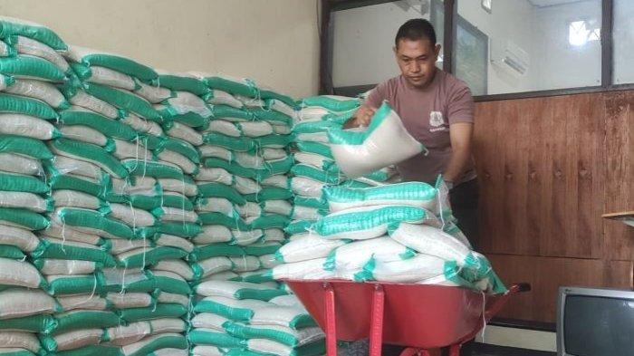 Mendukung Program Bantuan Pangan Beras (BPB) tahap kedua di wilayah Kabupaten Kotawaringin Timur (Kotim), Bulog Sampit siapkan 500 ton.