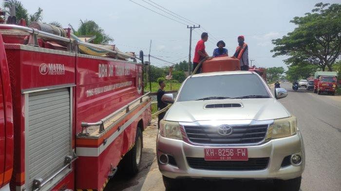 Salah satu kendaraan milik Organisasi Perangkat Daerah (OPD) turut andil dalam upaya penanggulangan Karhutla di Kotim dengan cara membantu suplai air.