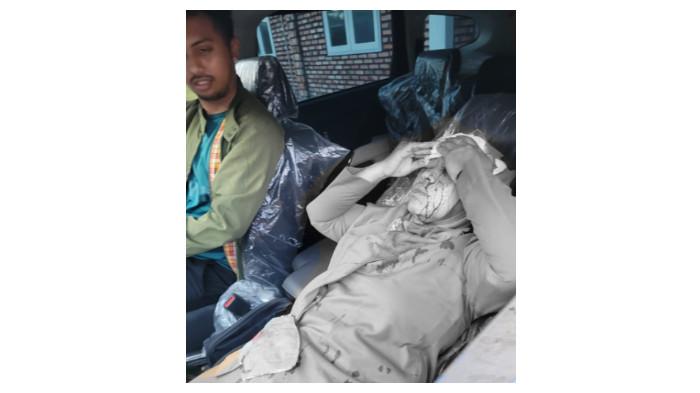 TERLUKA - Korban luka yang merupakan ASN, terluka akibat tali layangan saat sedang berkendara di Jalan Jeruk I, Kelurahan Mentawa Baru Hilir, Kecamatan Mentawa Baru Ketapang, Selasa (22/7/2025) kemarin. 