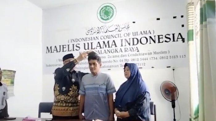 Pemilik warung bakso dan mie ayam di Kantor Majelis Ulama Indonesia (MUI) Jalan W Sudirohusodo, Kota Palangkaraya, Kalimantan Tengah, menunjukkan klarifikasinya terkait kabar yang beredar di medsos sembari mengucapkan sumpah atas nama Alquran, Rabu (23/10/2024).