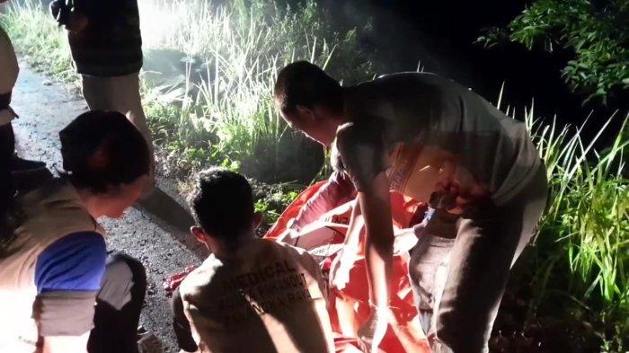 Evakuasi jenazah Amat yang meninggal mengenaskan di Jalan Tumbang Rungan, Palangkaraya, Minggu (3/12/2023) dini hari.