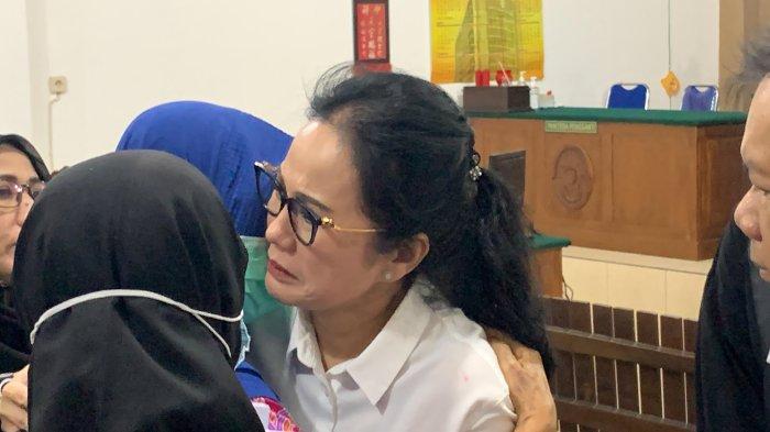 Mantan anggota Komisi II DPR RI ary Eghani usai persidangan tampak menangis dan memeluk seseorang wanita, di PN Tipikor Palangkaraya, Kamis (24/8/2023).