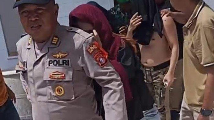 DIGIRING PETUGAS- Sejumlah diduga pelaku politik uang digerebek di salah satu rumah warga oleh tim Sentra Gakkumdu Barito Utara, Jumat (14/3/2025) siang ini.