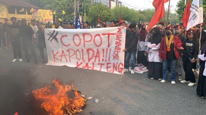 Massa aksi Aliansi Cipayung Sangkal bakar ban sebagai ungkapan kekecewaan terhadap Kapolda Kalteng, Kamis (12/10/2023).