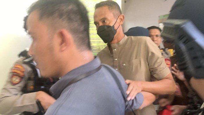 Terdakwa Iptu Anang Tri Wahyu saat keluar dari ruang sidang dan masuk ke mobil tahanan Pengadilan Negeri Palangkaraya, Selasa (2/4/2024).