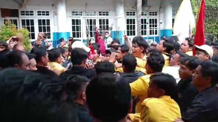 Aksi dorong-dorongan pada demo mahasiswa UPR, di Halaman Rektorat Universitas Palangkaraya, Jumat (8/9/2023)