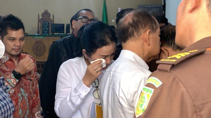 Tangis terdakwa Ary Egahni usai persidangan di Pengadilan Tipikor Palangkaraya, Kamis (24/8/2023).