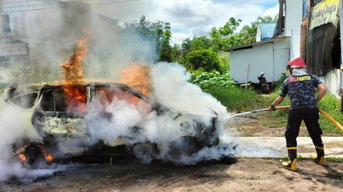 BREAKING NEWS, Petugas damkar saat memadamkan satu unit mobil yang terbakar di pinggir Jalan Yos Soedarso Taman Kuliner Tunggal Sangumang, Kota Palangkaraya, Jumat (8/12/2023).