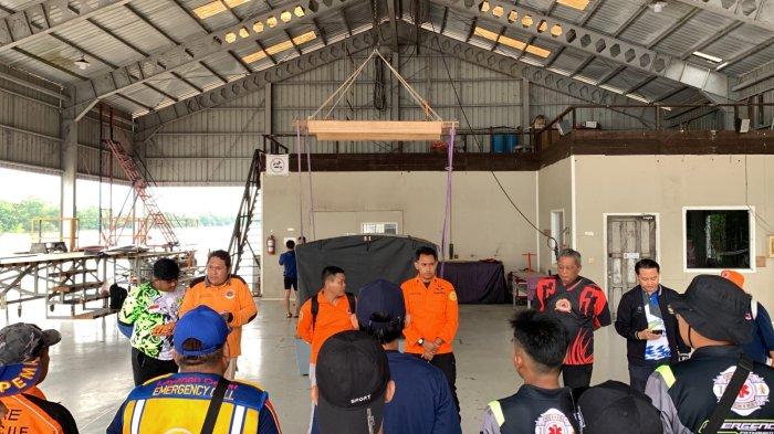 Tim SAR Gabungan saat melakukan briefing pencarian orang diduga tenggelam di Sungai Kahayan hari kedua, Jumat (15/12/2023).