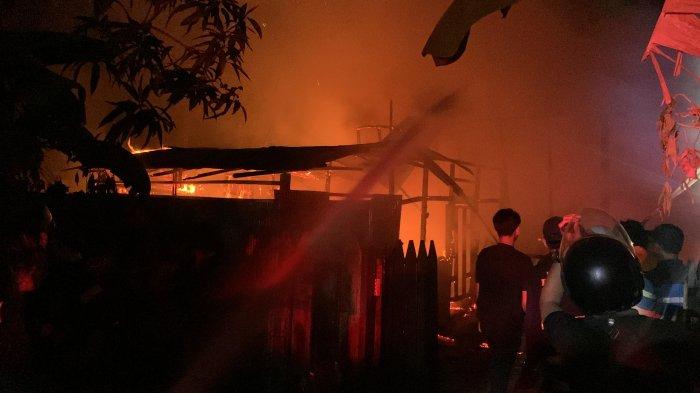Kebakaran di Palangkaraya, Kobaran api saat membakar sebuah bangunan semi permanen di Jalan Temanggung Tilung, Kota Palangkaraya, Selasa (8/8/2023).