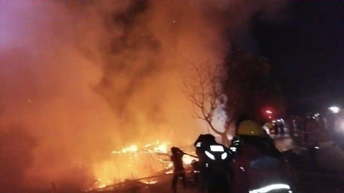 BREAKING NEWS, Petugas pemadam kebakaran saat berjibaku memadamkan api di dekat jembatan Rawa Rofi Pahandut Seberang, Palangkaraya, Kamis (30/11/2023) dini hari.