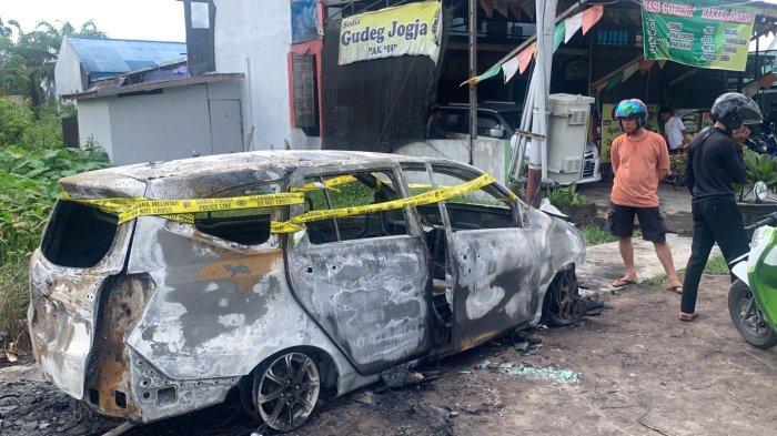Kondisi mobil pasca terbakar di kawasan Taman Kuliner Tunggal Sangomang, Kota Palangkaraya, Jumat (8/12/2023).