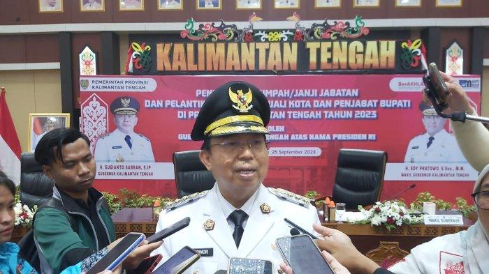 Pj Bupti Sukamara Kaspinor saat diwawancarai awak media usai pelantikan di Aula Jayang Tingang kantor gubernur Kalteng, Senin (25/9/2023).