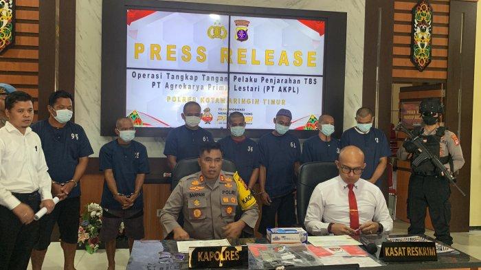 Kapolres Kotim, AKBP Sarpani (kiri) dan Kasatreskrim, AKP Besrom Purba (kanan) saat memimpin jalannya press release terkait penjarahan tandan buah sawit di PT AKPL, Senin (15/4/2024).