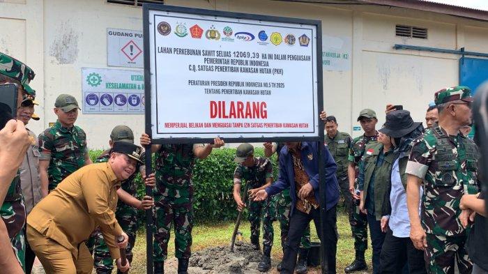 SATGAS GARUDA DAN PKH - Pemasangan plang penyitaan lahan seluas 12.069 hektar milik PT GAP Kotim, Selasa (18/3/2025).