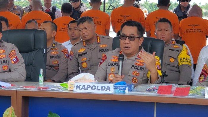Para pelaku saat diamankan dan digiring oleh personel Polda Kalteng pengungkapan kasus pembajakan Tugboat Royal TB 17, Jumat (1/11/2024).