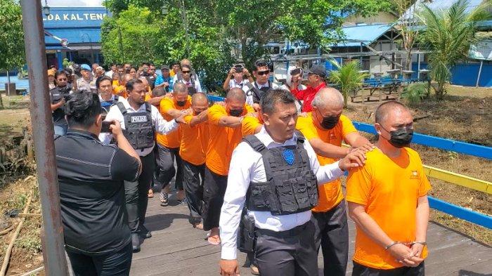 Para tersangka pembajakan Tugboat Royal TB 17 saat digiring oleh personel Polda Kalteng, Jumat (1/11/2024).