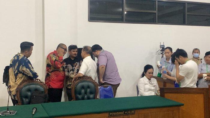 Tim Penasehat Hukum Ben Brahim-Ary Egahni, saat berdiskusi usai pembacaan putusan terhadap kedua terdakwa di PN Tipikor Palangkaraya, Selasa (12/12/2023).