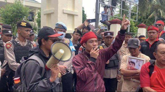 Perwakilan Keluarga Almarhum Gijik, Arpandi saat berbicara dihadapan massa aksi di Pengadilan Negeri Palangkaraya, Selasa (26/3/2024).