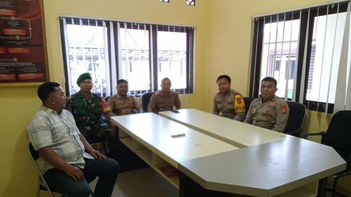 PERTEMUAN - Camat MHU dan jajaran saat meminta keterangan Kades Desa Sumber Makmur di Polsek Sei Mentaya Kotim, Kalteng, Senin (21/7/2025).