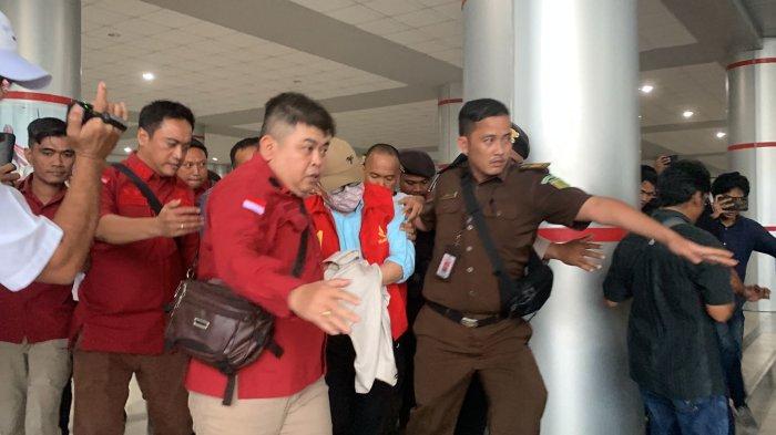 BREAKING NEWS, Ujang Iskandar tiba di Bandara Tjilik Riwut Palangkaraya dari Rutan Salemba Jakarta, Rabu (21/8/2024) sore ini.