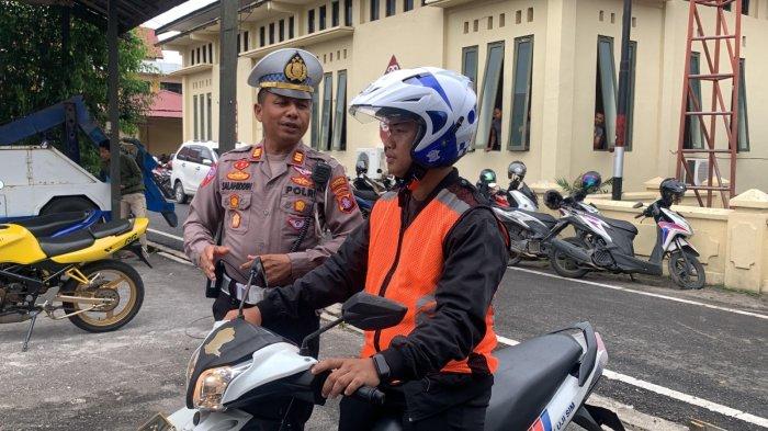 Peserta uji SIM C saat melakukan ujian prakter berkendara pada model terbaru di halaman kantor Satlantas Polresta Palangkaraya, Senin (7/8/2023).