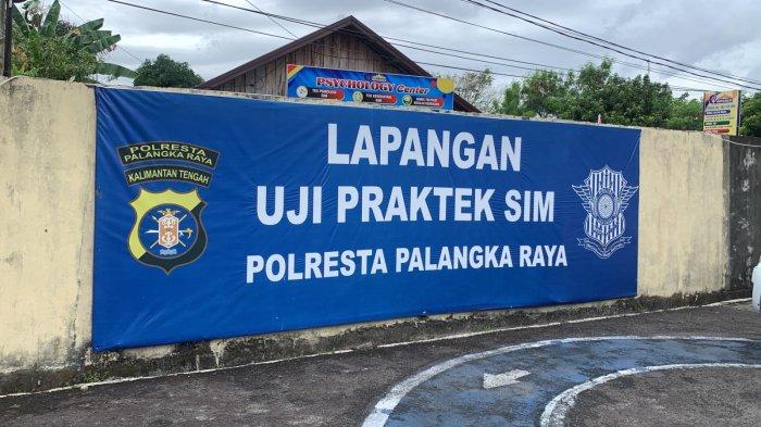 Baliho pemberitahuan terkait uji sim C di Satlantas Polresta Palangkaraya yang terbaru, Senin (7/8/2023).