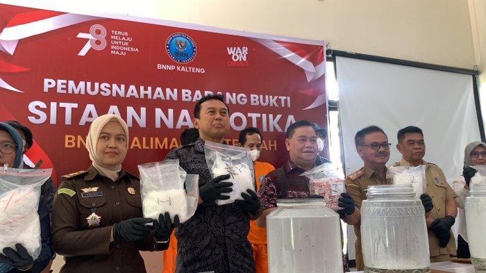 Sejumlah unsur pejabat forkompinda menunjukan barang bukti sebelum ikut melakukan pemusnahan sabu seberat 9,2 kd di kantor BNNP Kalteng, Senin (21/8/2023).