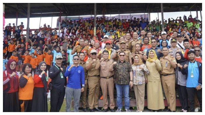 Bupati Kotim, Halikinnor foto bersama saat membuka kegiatan O2SN di Kecamatan Cempaga, Selasa (10/9/2024).