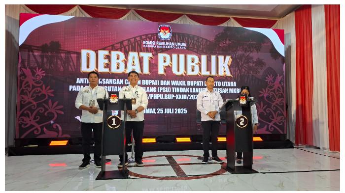 DEBAT PUBLIK PILKADA - Kedua paslon peserta Pilkada Barito Utara pasca putusan MK telah naik ke atas panggung, Jumat (25/7/2025).
