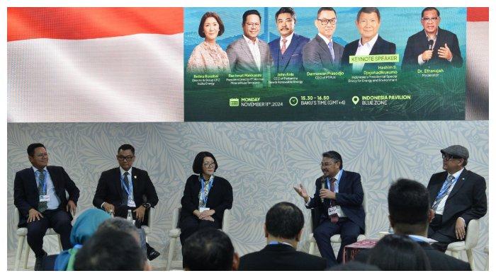 Direktur Utama PLN, Darmawan Prasodjo (kedua dari kiri) bersama Direktur dan CFO Indika Energy, Retina Rosabai (tengah), CEO Pertamina New & Renewable Energy, John Anis (kedua dari kanan), dan Presiden Direktur PT Amman Mineral Nusa Tenggara, Rachmat Makkasau (kiri) menjadi pembicara pada CEO Climate Talks dengan tema 