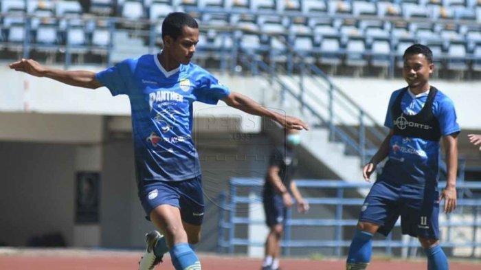 Gelandang muda Persib Bandung, Ardi Maulana saat menjalani sesi latihan bersama skuad Persib Bandung di Stadion Gelora Bandung Lautan Api (GBLA), Kota Bandung, Jawa Barat.