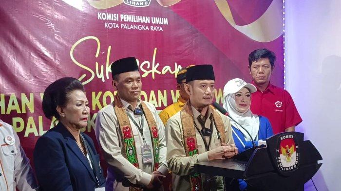 Fairid Naparin dan Achmad Zaini saat diwawancarai awak media, usai mendaftar ke KPU Kota Palangkaraya, Kamis (29/8/2024) malam.