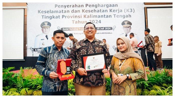 Foto bersama manajemen dan Tim K3 PLN UPT Palangkaraya setelah menerima penghargaan Keselamatan dan Kesehatan Kerja (K3) 