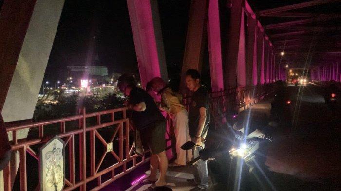 Tim ERP saat berada di lokasi diduga orang bunuh diri dengan cara terjun dari atas Jembatan Kahayan, Kamis (23/11/2023) malam.