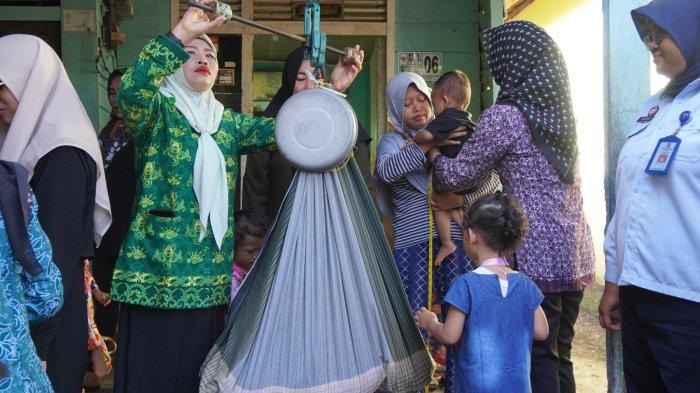Memeriahkan Hari Kemenkumham RI Ke-78 Tahun 2023, Imigrasi Palangkaraya bersama seluruh jajaran Unit Pelaksana Teknis (UPT) dan Kanwil Kemenkumham Kalteng melaksanakan Bakti Sosial Pengentasan Stunting.