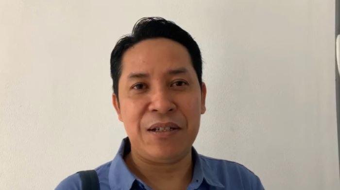 Kabag Hukum dan Humas Rumah Sakit Doris Sylvanus atau RSDS Palangkaraya Ady Praditha saat memberikan keterangan perkembangan Pasien Korban Penembakan di Desa Bangkal Kabupaten Seruyan.