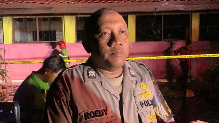 Kanit II SPKT Aiptu Roedi Yhoeliantono saat berada di lokasi kebakaran. Pihaknya telah memintai keterangan dari beberapa warga terkait peristiwa kebakaran tersebut dan melakukan olah TKP. Dugaan sementara penyebab kebakaran akibat arus pendek listrik di SDN 9 Langkai Jalan Nyai Balau Palangkaraya.