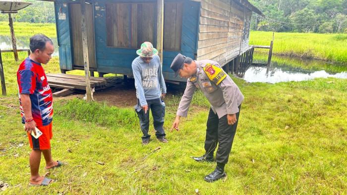 TEMPAT KEJADIAN PERKARA - Pihak kepolisian saat berada di TKP di Desa Sungai Ubar Mandiri, Kecamatan Cempaga Hulu, Kabupaten Kotawaringin Timur, Kalimantan Tengah, Selasa (22/7/2025).