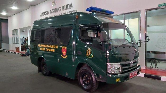 Mobil tahanan standby di depan gedung Kejaksaan Agung