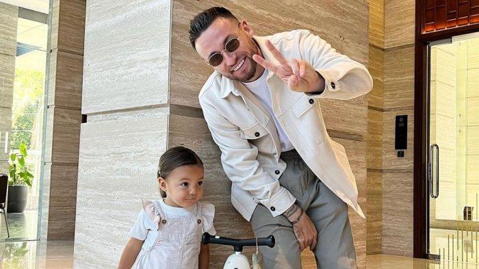 Marc Klok ungkap pesan sang putri di Threads kala ditinggal bekerja, pemain Persib Bandung terharu.
