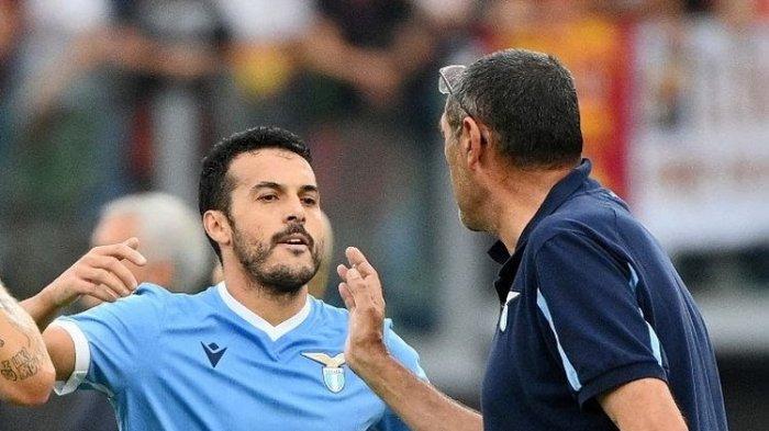 Pemain depan Lazio dari Spanyol, Pedro Rodriguez Ledesma, merayakan dengan pelatih Lazio Italia Maurizio Sarri setelah mencetak gol ke gawang AS Roma di Stadion Olimpiade, pada 26 September 2021.
