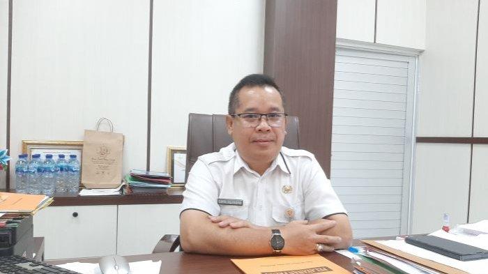 Kepala DPMPTSP Kotim Diana Setiawan stop sementara pembangunan mall di Jalan Lingkar Selatan, Rabu (6/3/2024).
 