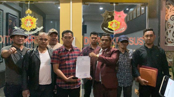 Manajemen Tim Kalteng Putra dan Penasehat Hukum, Jeffriko Seran saat menunjukan laporan atas dugaan pencemaran nama baik ke Ditreskrimsus Polda Kalteng, Kamis (25/1/2024) malam.